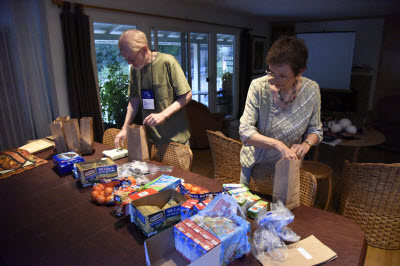 http://ethicalsiliconvalley.org/wp-content/uploads/2015/10/lunches-for-homeless.jpg